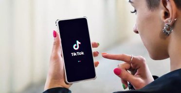 ТикТок-промывка мозгов: как соцсети думают за людей и вкладывают им в голову нужные мысли