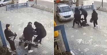 Забрали личные вещи и посадили в авто: в центре Одессы неизвестные похитили мужчину (видео)