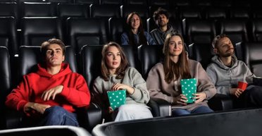 "Прибери телефон": хлопець помстився дівчині, яка протягом фільму заважала глядачам