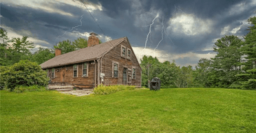 Запам'ятає надовго: чоловіка звільнили з роботи через скарги старого привида (фото)