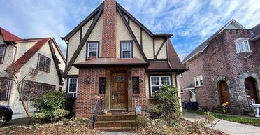 В США за $2,3 млн продают дом, где вырос Дональд Трамп: как он выглядит (фото)