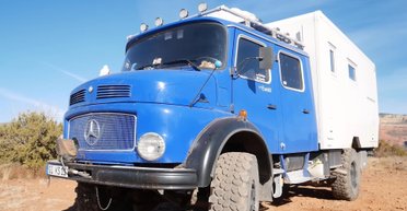 Ржавый 40-летний Mercedes превратили в просторный внедорожный автодом (видео)