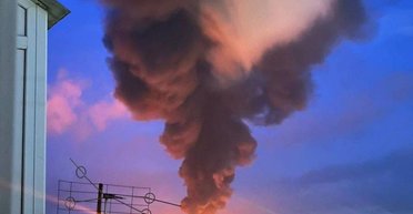 Пожар на нефтебазе в Ростовской области не могут потушить уже вторые сутки (фото, видео)