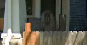 Google Maps довів: жінка побачила "привида" біля вхідних дверей (фото)