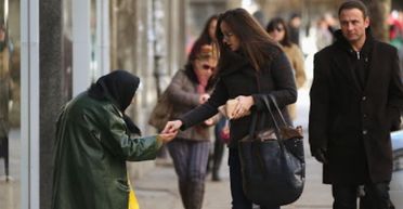 Зі світу по нитці: бездомна жінка, яка просила милостиню, виявилась мільйонеркою (фото)