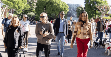 Княгиня Монако Шарлін продемонструвала повсякденний осінній образ (фото)