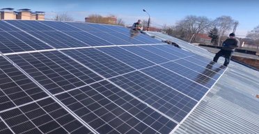 Солнечные электростанции в Украине: нужно ли разрешение на установку панелей у себя дома