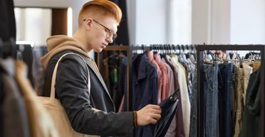 Покупка куртки в секонд-хенде превратилась в шок: что мужчина нашел в карманах (видео)