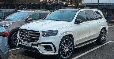 В Украине появился новый флагманский кроссовер Mercedes (фото)