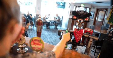 Здійснив давню мрію: чоловік зібрав робота в гаражі та пішов із ним у бар (відео)