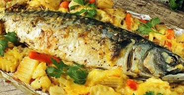 Запечена скумбрія з овочами в духовці: смачна і ситна вечеря для всієї родини