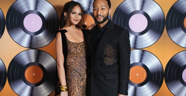 Кріссі Тейген у прозорій сукні відвідала гала-концерт City Harvest у Нью-Йорку (фото)