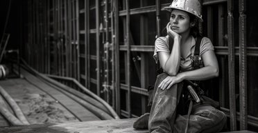 Мужчин — на фронт, женщин — в подземки: как меняется рынок труда во время войны (статистика)