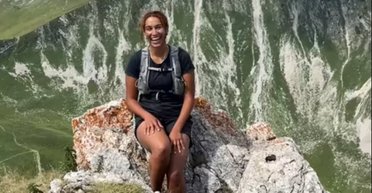 Дівчина підкорила гору, щоб зробити "ідеальне фото": усе пішло не за планом (відео)