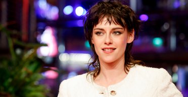 Крістен Стюарт вийшла на червону доріжку в білосніжному образі Chanel (фото)