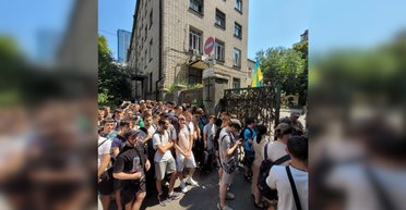 Стоят с 3:30 и теряют документы: что происходит в очередях под ТЦК Киева (видео)