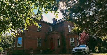 "За мною спостерігають": жінка під час ремонту знайшла вдома приховану камеру (фото)