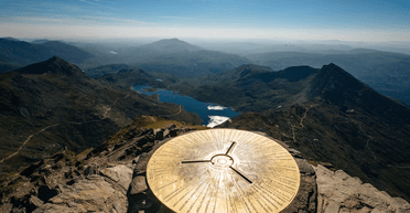 Туристка піднялася на знамениту гору і була приголомшена тим, що виявила на вершині (відео)