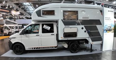 Volkswagen Transporter перетворили на оригінальний недорогий автодім для сім'ї (відео)