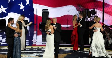 Інавгураційний бал Трампа: у чому прийшли доньки, невістка та онука президента США (фото)