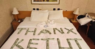 Пасажир круїзного лайнера потрапив у скандал через сюрприз, залишений на ліжку (фото)