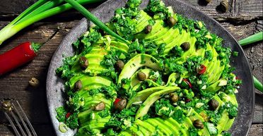 Салат с авокадо, зеленью и каперсами: быстрый рецепт за 10 минут