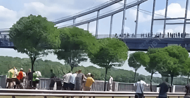 В Киеве оборвался трос аттракциона-спуска через Днепр, ГСЧС ищут человека, — соцсети (видео)