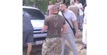 Имел психоз: коммунальщик из Стрыя провоцировал конфликт между ТЦК и кришнаитами в Мукачево (видео)