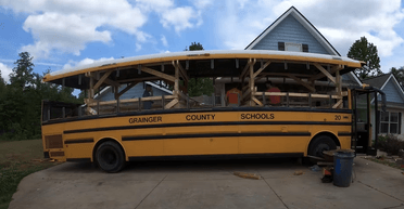 Набридло платити: чоловік перетворив старий автобус на двоповерховий будинок своєї мрії (відео)