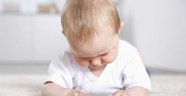 "На, подивись на себе": жінка за 1 секунду заспокоїла дитину в істериці (відео)