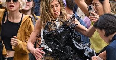 Дженніфер Еністон облили нафтою (фото, відео)