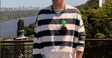 Після скандальної заяви про дівчину у клітці Євген Клопотенко публічно звернувся до жінок