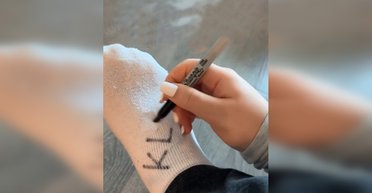 От $200 до $600: в соцсетях шокированы заработком девушки, которая пишет записки ногами (фото)