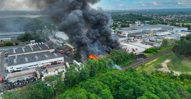 "Уся таблиця Менделєєва": у Польщі другий день горить склад із небезпечними хімікатами (фото)