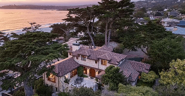 Прибережний маєток Клінта Іствуда виставлено на продаж: який вигляд має розкішна нерухомість