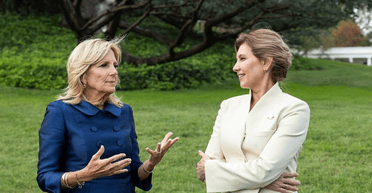 З брошкою у вигляді України: Олена Зеленська зустрілася з Джилл Байден (фото)