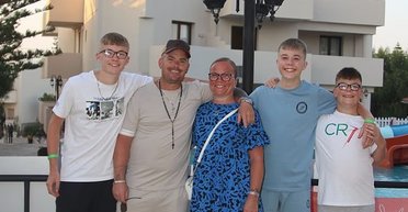 Холодна підлога замість Криту: лоукостер "висадив" сім'ю не в їхньому місці призначення (фото)