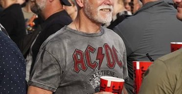 Фанат тяжелой музыки: президента Чехии заметили на концерте легендарной рок-группы (фото)