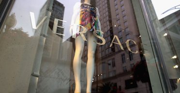 Пішла Донателла, а за нею й Versace: культовий бренд придбала компанія Prada