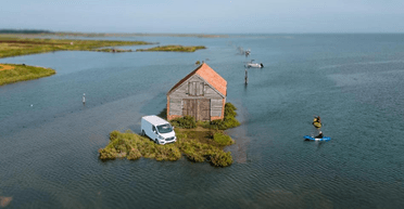 Навколо тільки вода: британець застряг у фургоні за 100 метрів від берега