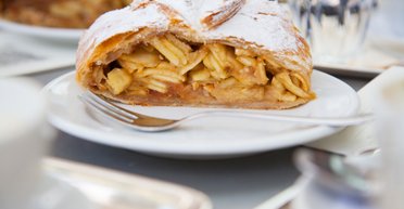 Десерт, который готовится за 10 минут: рецепт яблочного штруделя из лаваша