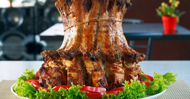 Розкішна страва для новорічного столу: корона зі свинячих реберець (фото)