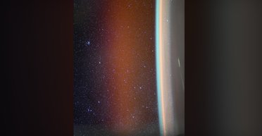 Який колір має атмосфера Землі з космосу: показав найстаріший астронавт NASA (фото)