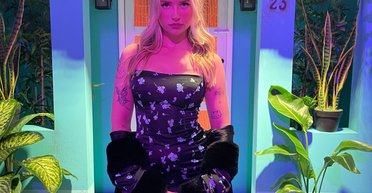 Младшая сестра Кейт Мосс вышла на публику в модном мини-платье