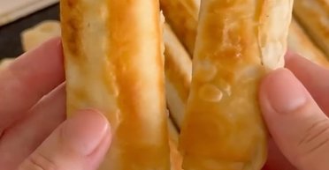 Перекус нашвидкуруч: рецепт трубочок із лаваша із сирною начинкою