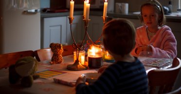 Графіки відключень 15 листопада: у кого цієї суботи вимикатимуть світло 4 рази на добу