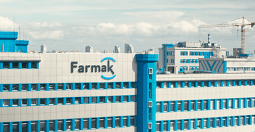 Farmak спростовує фейк про завищену ціну на "Тріомбраст" у контракті з військовим госпіталем МОУ та розцінює це як спробу дискредитації українського виробника