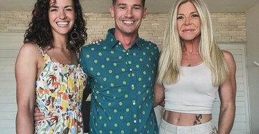 Дві дівчини на одного чоловіка: незвичайна сім'я розповіла, як живе всупереч думці людей