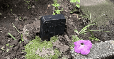 Жінка знайшла дивний пристрій на задньому дворі: поліція попередила про небезпеку