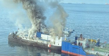 В Керченском проливе пылает российское буксирное судно: детали инцидента